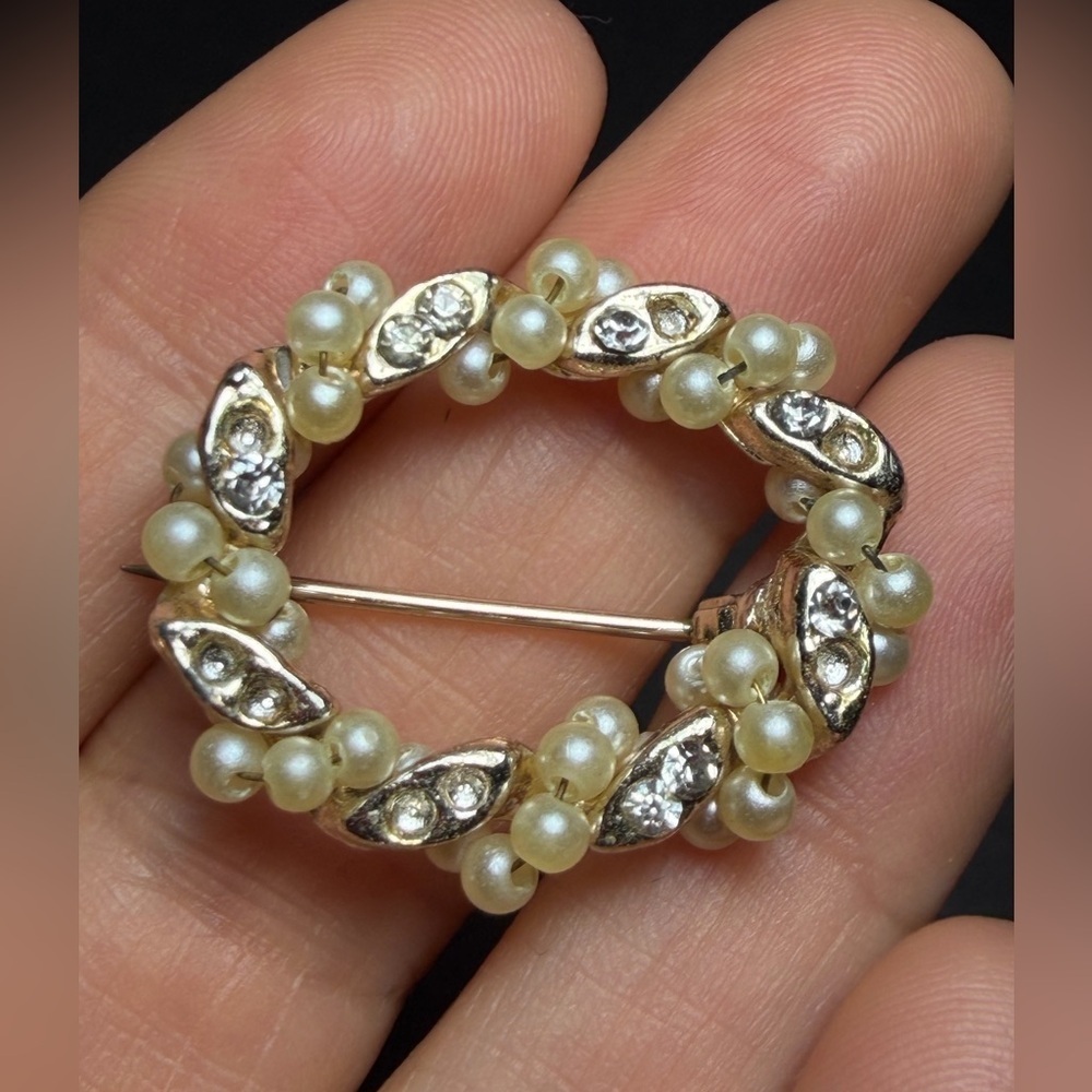 Vintage Style Faux Pearl & Rhinestone Wreath Brooch Pin